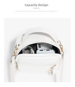 Aménagement intérieur du sac à bandoulière blanc matelassé montrant l'espace de rangement