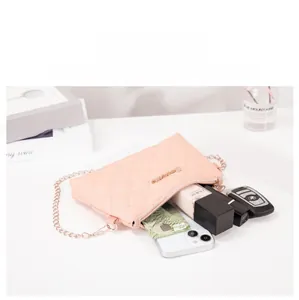 Sac bandoulière rose matelassé montrant la capacité intérieure avec maquillage
