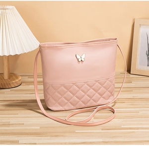Sac bandoulière rose matelassé avec emblème papillon blanc et fine bandoulière