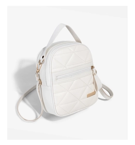 Détail d'un sac blanc matelassé en similicuir avec fermetures éclair dorées élégantes
