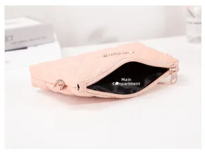 Détail du sac à bandoulière matelassé rose montrant la poche principale et le zip argenté