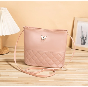 Vue détaillée du sac à bandoulière matelassé rose avec boucle papillon décorative