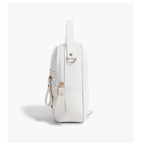 Vue latérale du mini sac à dos blanc matelassé avec double fermetures éclair dorées