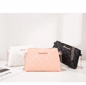 Sacs bandoulière matelassés avec chaînes dorées en cuir blanc, rose et noir élégant