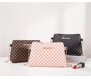 Détails des bandoulières en chaîne dorée sur des sacs portés épaule vintage imprimés