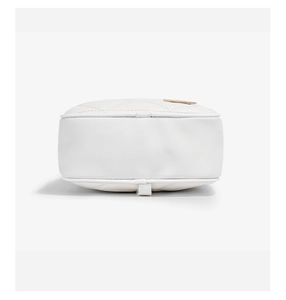 Vue détaillée du fond du sac en similicuir matelassé blanc avec surpiqûres et logo doré