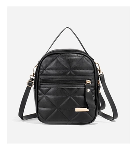 Détail d'un mini sac à dos matelassé noir avec finitions dorées et tirette en cuir