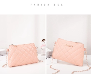 Détail du sac bandoulière rose matelassé avec chaîne dorée et logo en métal