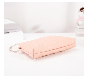 Vue détaillée du sac rose matelassé avec chaîne argentée et coutures raffinées