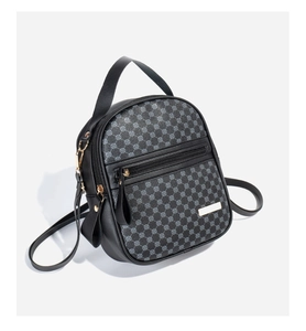 Détail du mini sac à dos à motif de points gris et fermetures éclair en métal doré