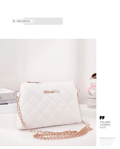 Détail d'un sac bandoulière blanc matelassé avec chaîne dorée et finitions métalliques