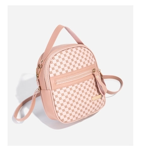 Vue latérale détaillée du sac à dos rose en similicuir avec motifs circulaires texturés