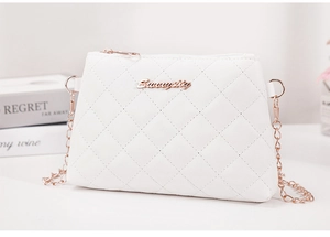 Détail du sac bandoulière blanc matelassé avec logo en métal or rose et chaîne