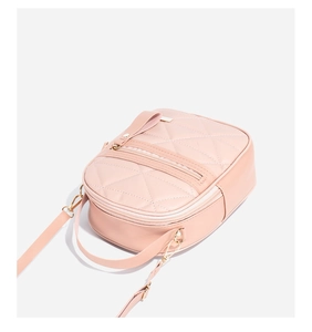 Détail de la sacoche en cuir PU matelassé rose avec fermeture éclair dorée élégante