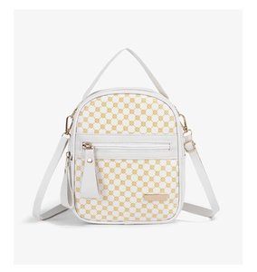Détail d'un mini sac à dos blanc avec motifs jaunes et crochets latéraux réglables