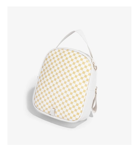 Vue détaillée du mini sac à dos blanc avec motif géométrique jaune et texture en cuir