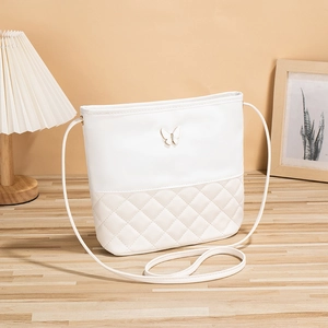 Sac bandoulière crème matelassé avec fermoir papillon élégant au design minimaliste