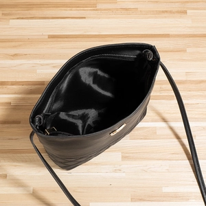 Sac bandoulière matelassé avec fermeture éclair dorée et décor de papillon