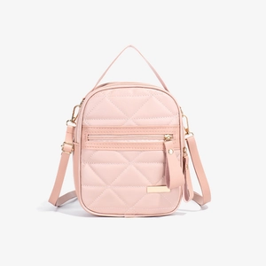 Mini sac à dos matelassé rose pâle avec détails dorés et bandoulière amovible