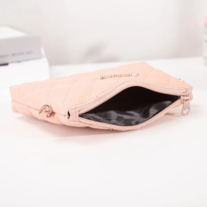 Petit sac à bandoulière matelassé rose avec imprimé pois et plaque logo en métal