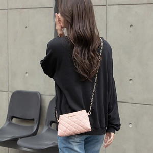 Sac à bandoulière matelassé rose clair élégant avec chaîne dorée et logo en métal