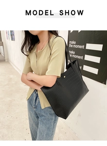 Gros plan du sac cabas noir motif crocodile avec grande capacité et fines bandoulières