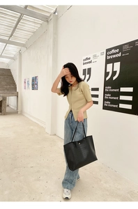 Détail du motif crocodile noir sur un grand sac cabas avec double poignée pour femme