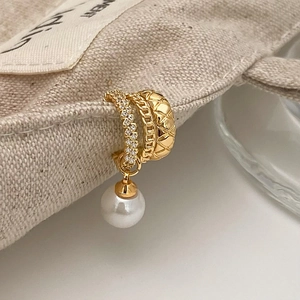 Elegantes Set aus goldener Ohrklemme mit Strasssteinen, Kettenmuster und Perlenanhänger