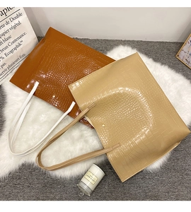 Sacs cabas marron et beige à motif crocodile avec fermoirs en métal doré