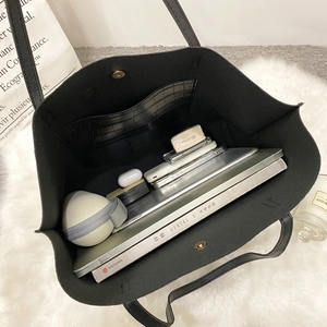 Sac cabas noir minimaliste avec poche à motif crocodile et grande capacité de rangement