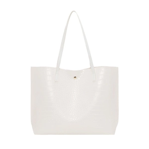 Grand sac cabas blanc à motif crocodile et bouton pression doré sur fond blanc pur