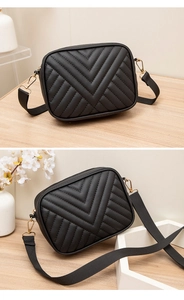 Detailansicht der schwarzen Chevron-Stepptasche mit goldener Hardware und Webband