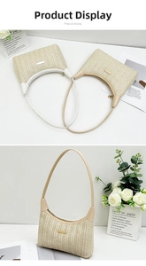 Detail van hobo strozakken in beige en bruin met leren riemen en metalen logo