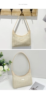 Detail van handgeweven beige rieten tas met imitatielederen riem en metalen badge