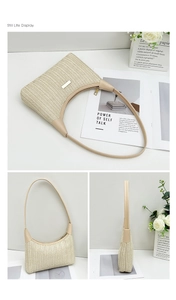 Detailopname van de crèmekleurige weeftextuur en lederen riem op deze minimalistische tas