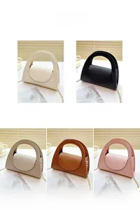 Collection de petits sacs à main en blanc, noir, gris, marron et rose avec bandoulière