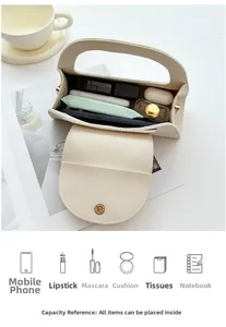 Détails de capacité du sac à main crème montrant le rangement de téléphone et maquillage
