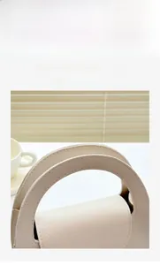 Gros plan sur la poignée en cuir grainé beige et les coutures soignées d'un sac minimaliste