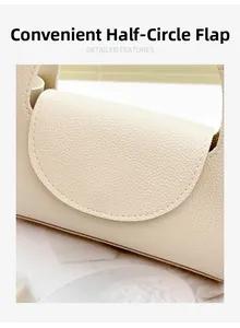 Détail du sac à bandoulière en cuir crème avec texture grainée et rabat semi-circulaire