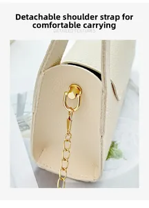 Détails de la bandoulière amovible avec boucles en métal doré sur le sac à main crème
