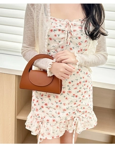 Sac à main marron à texture litchi avec poignée demi-ronde et robe à fleurs