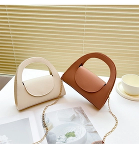 Sacs à main en cuir grainé beige et marron avec poignées rondes et chaînes dorées