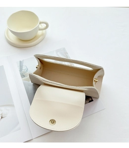 Vue de dessus d'un mini sac en cuir blanc crème montrant l'espace de rangement interne