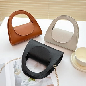 Trois sacs à main élégants pour femmes en marron, beige et noir avec bandoulière chaîne