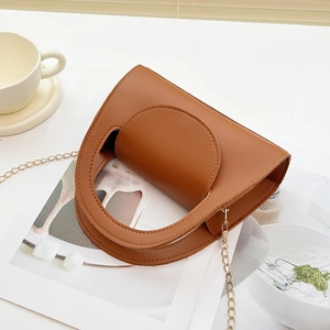 Sac à main en cuir marron avec poignée ronde et chaîne dorée sur fond blanc