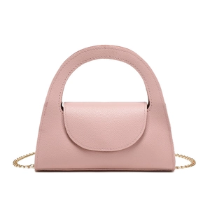 Sac à main chic en cuir rose avec poignée découpée et chaîne dorée sur fond blanc