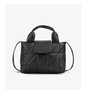 Gros plan du sac seau noir matelassé avec motifs géométriques et poignée de transport