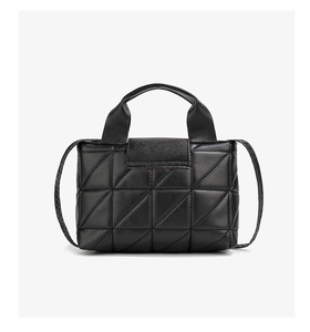 Vue détaillée du sac à main en similicuir noir avec broderie matelassée géométrique