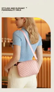 Detalle del bolso bandolera rosa claro con elegante acabado en cuero sintético acolchado en V