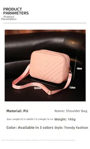 Bolso cámara rosa con costuras en V que muestra las dimensiones de 23,5x7,5x16 cm
